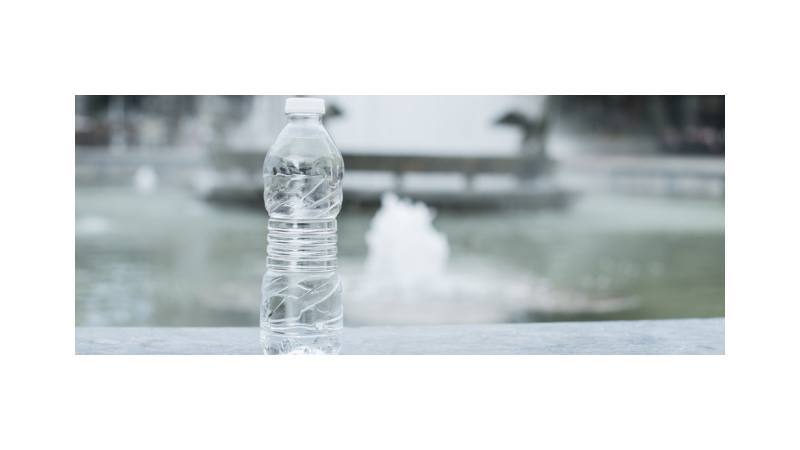 Tajniki wody destylowanej: Gdzie można ją zakupić i czy nadaje się do spożycia?