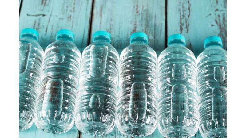 Mikroplastik w wodzie butelkowanej